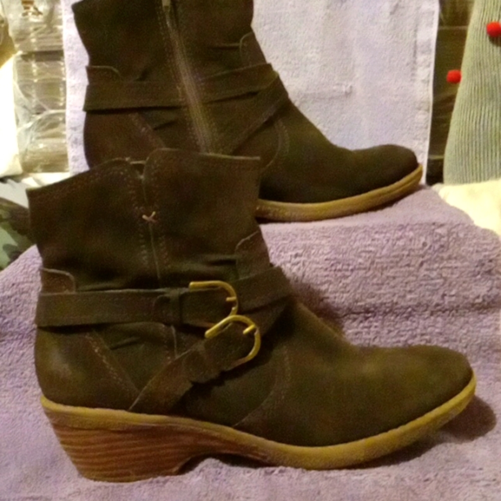 Madison boots size 10M zips up on the side.